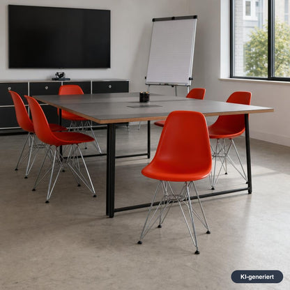Roter Vitra Eames Plastic Side Chair DSR mit Polypropylen-Sitzschale und verchromtem Eiffelturm-Gestell im Büro.