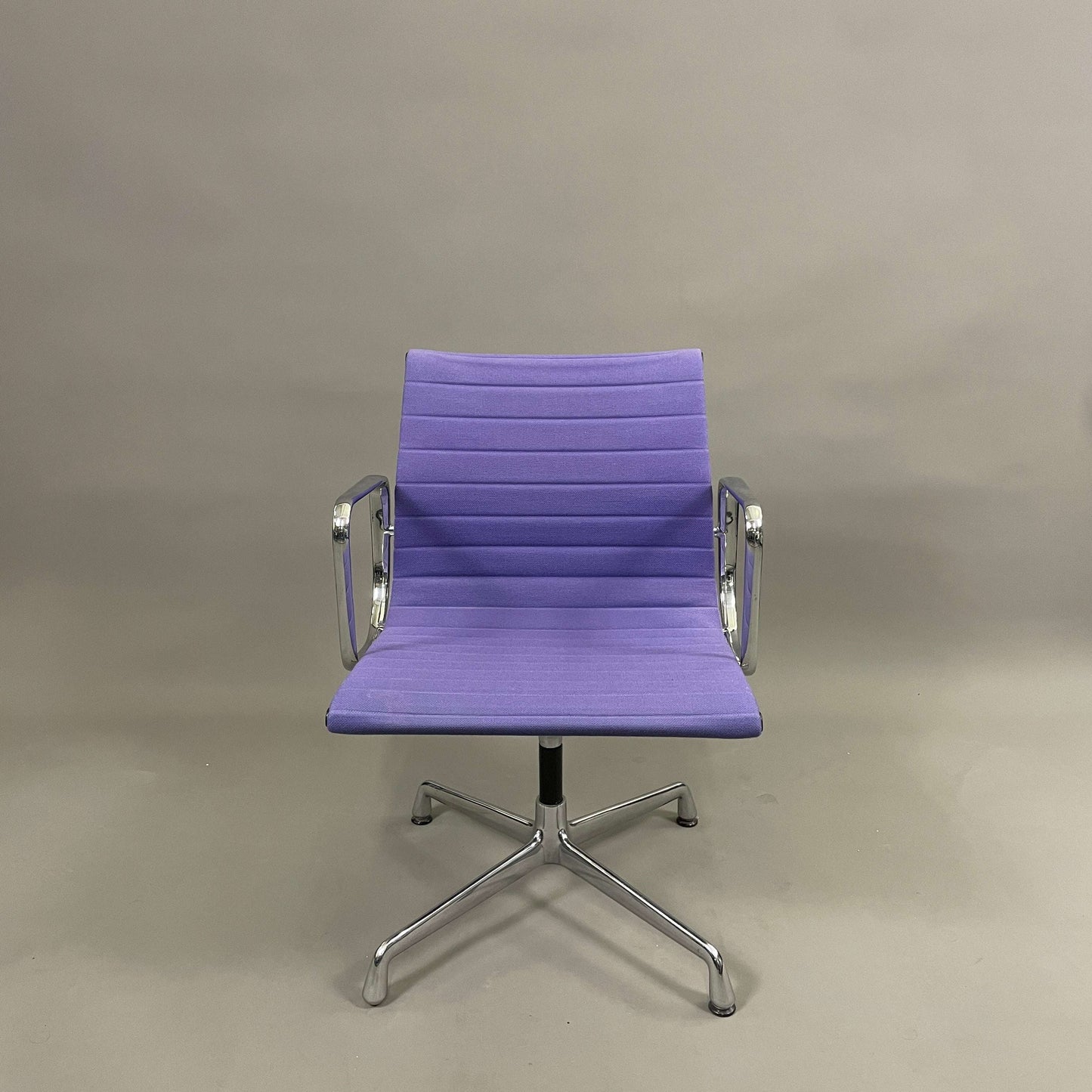 Vitra EA 103 Hopsak Bürostuhl violett nicht drehbar mit Aluminiumgestell