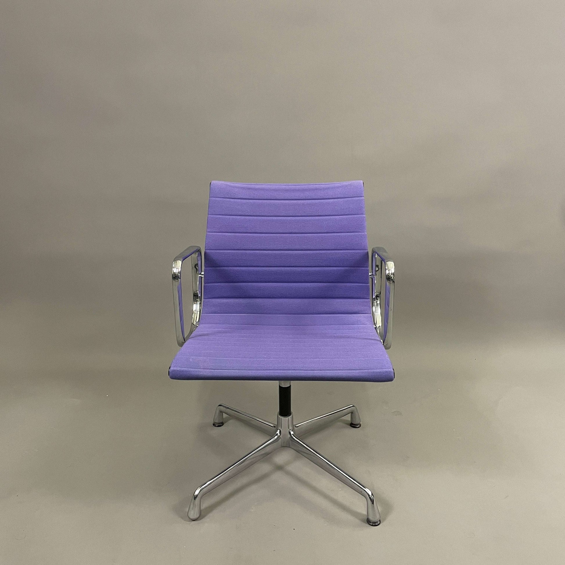 Vitra EA 103 Hopsak Bürostuhl violett nicht drehbar mit Aluminiumgestell