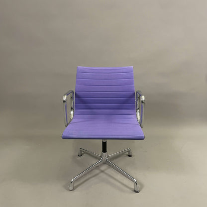Vitra EA 103 Hopsak Bürostuhl violett nicht drehbar mit Aluminiumgestell