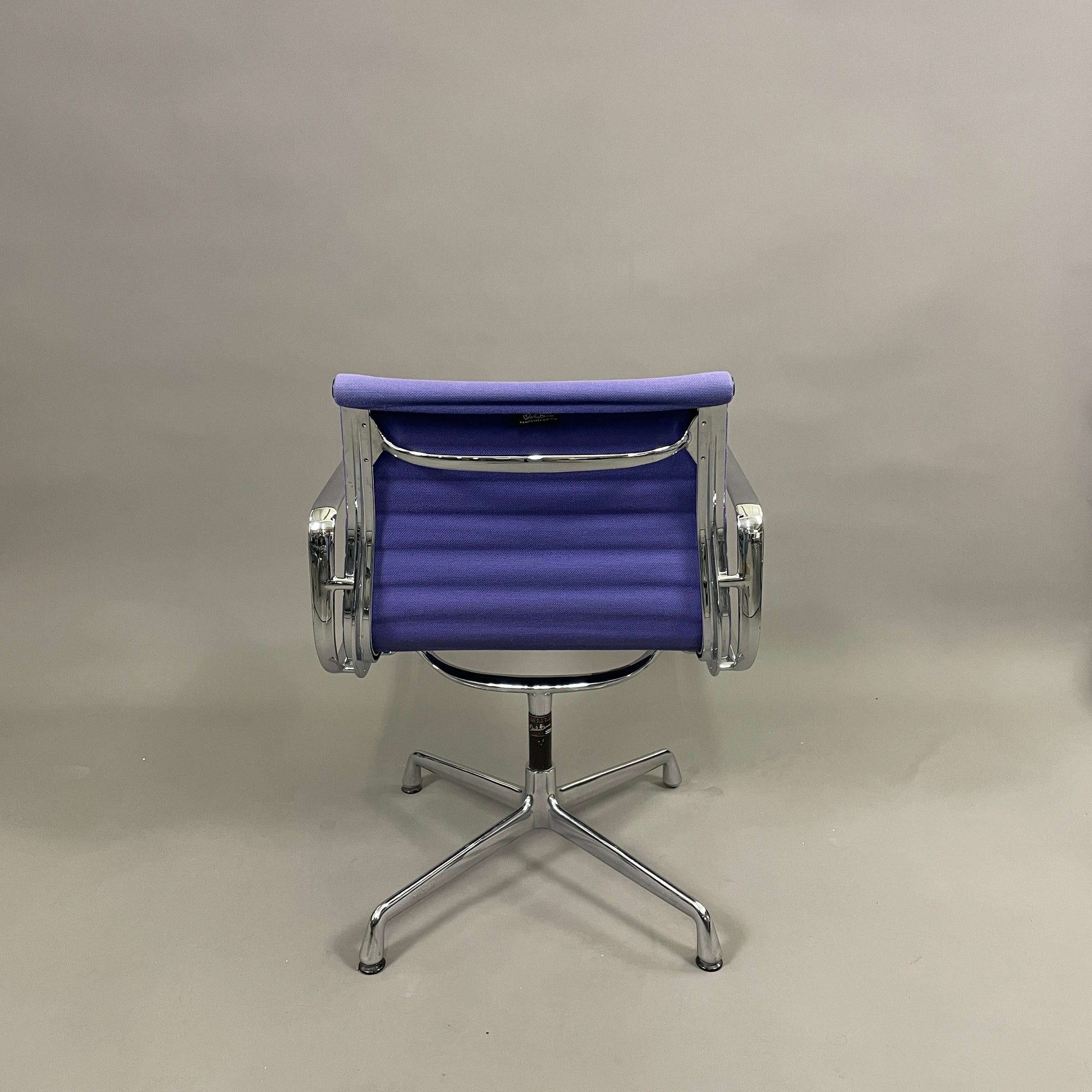 Vitra EA 103 Hopsak Bürostuhl in violett nicht drehbar mit verchromtem Gestell