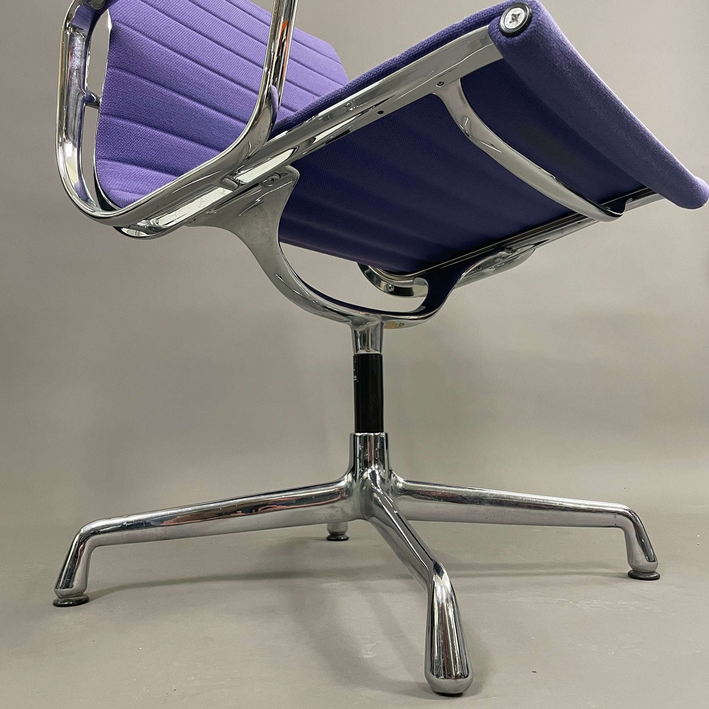 Vitra EA 103 Hopsak Bürostuhl nicht drehbar violett mit verchromtem Gestell