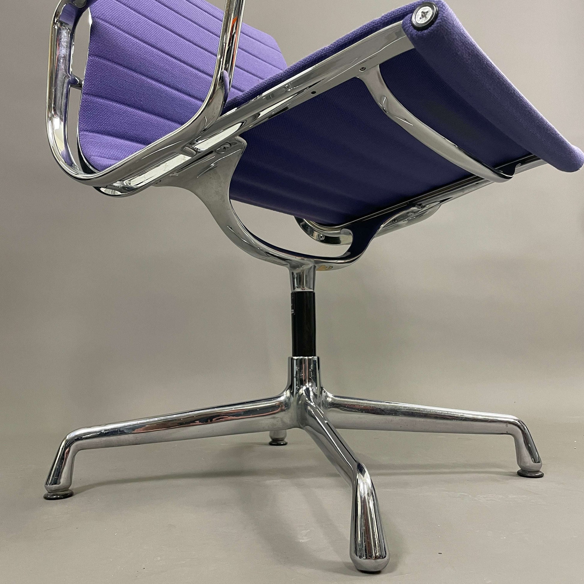 Vitra EA 103 Hopsak Bürostuhl nicht drehbar violett mit verchromtem Gestell