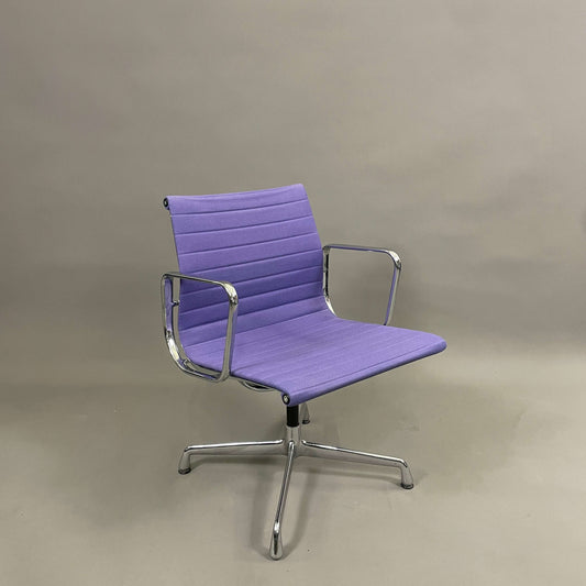 Vitra EA 103 Hopsak Bürostuhl in Viola, nicht drehbar, mit verchromtem Gestell und gepolstertem Sitz
