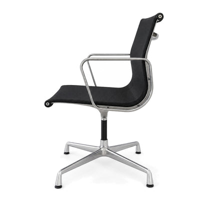 Vitra Eames Aluminium Chair EA 103 mit schwarzem Netzbezug und poliertem Aluminiumgestell in Seitenansicht.