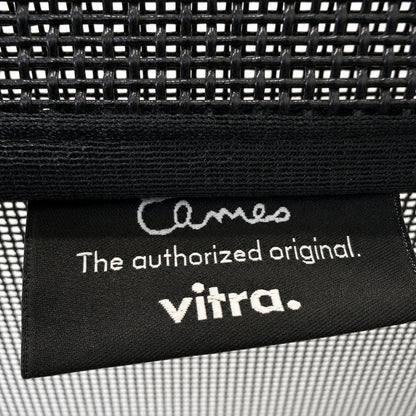 Schwarzes Netzgewebe des Vitra Eames Alu Chair EA 103 mit originalem Eames-Label und Vitra-Logo.