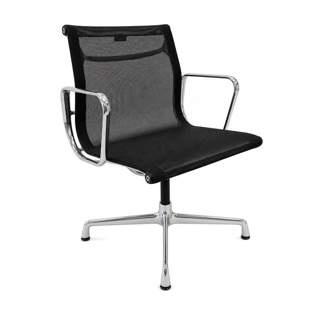 Vitra Eames Aluminium Chair EA 103 mit schwarzem Netzbezug und poliertem Aluminiumgestell auf vier Füßen.