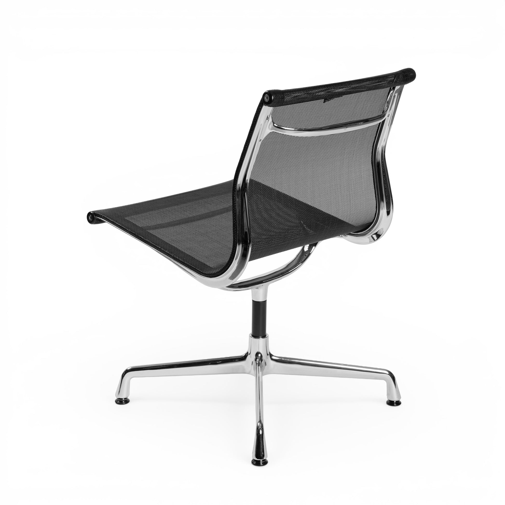Vitra Charles Eames Alu Chair EA 105 mit schwarzem Netzbezug und Chromgestell von hinten