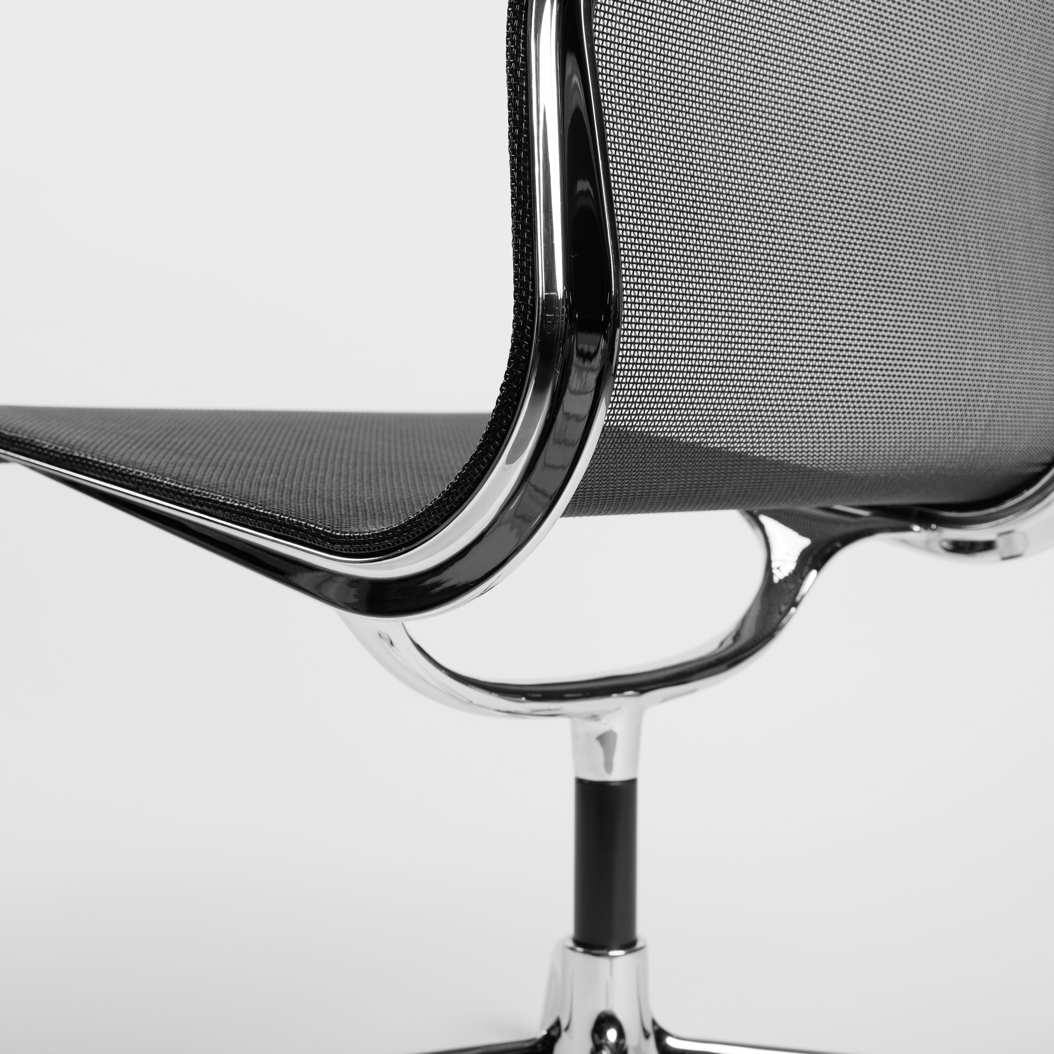 Vitra EA 105 Alu Chair mit schwarzem Netzbezug und verchromtem Gestell