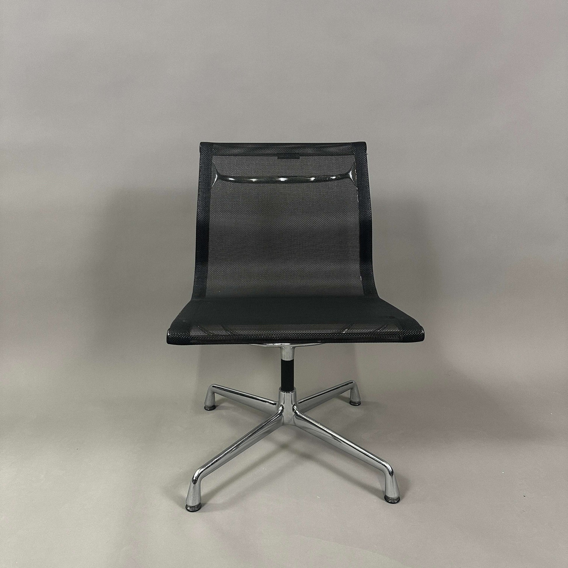 Vitra EA 106 Bürostuhl mit schwarzem Netzbezug und drehbarem Aluminiumgestell