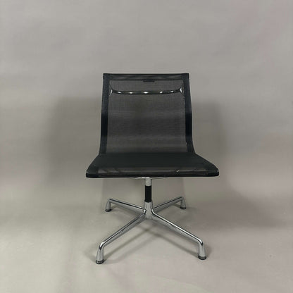 Vitra EA 106 Bürostuhl mit schwarzem Netzbezug und drehbarem Aluminiumgestell