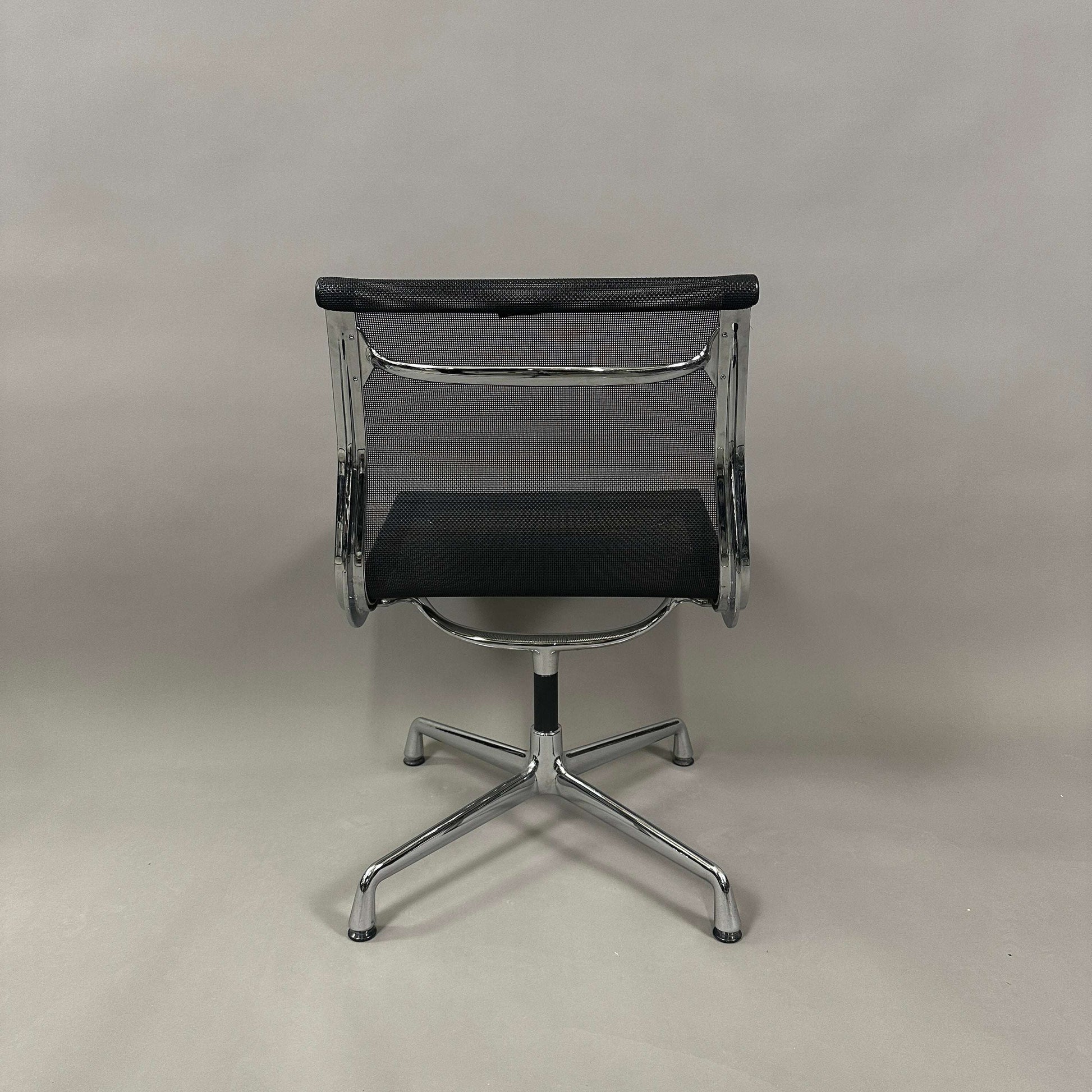 Vitra EA 106 Bürostuhl mit schwarzem Netzbezug und drehbarem Aluminiumgestell von hinten fotografiert
