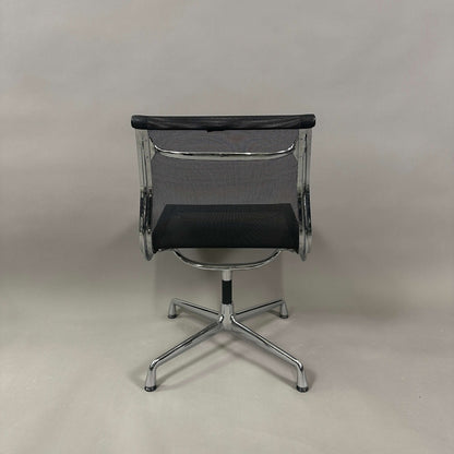 Vitra EA 106 Bürostuhl mit schwarzem Netzbezug und drehbarem Aluminiumgestell von hinten fotografiert