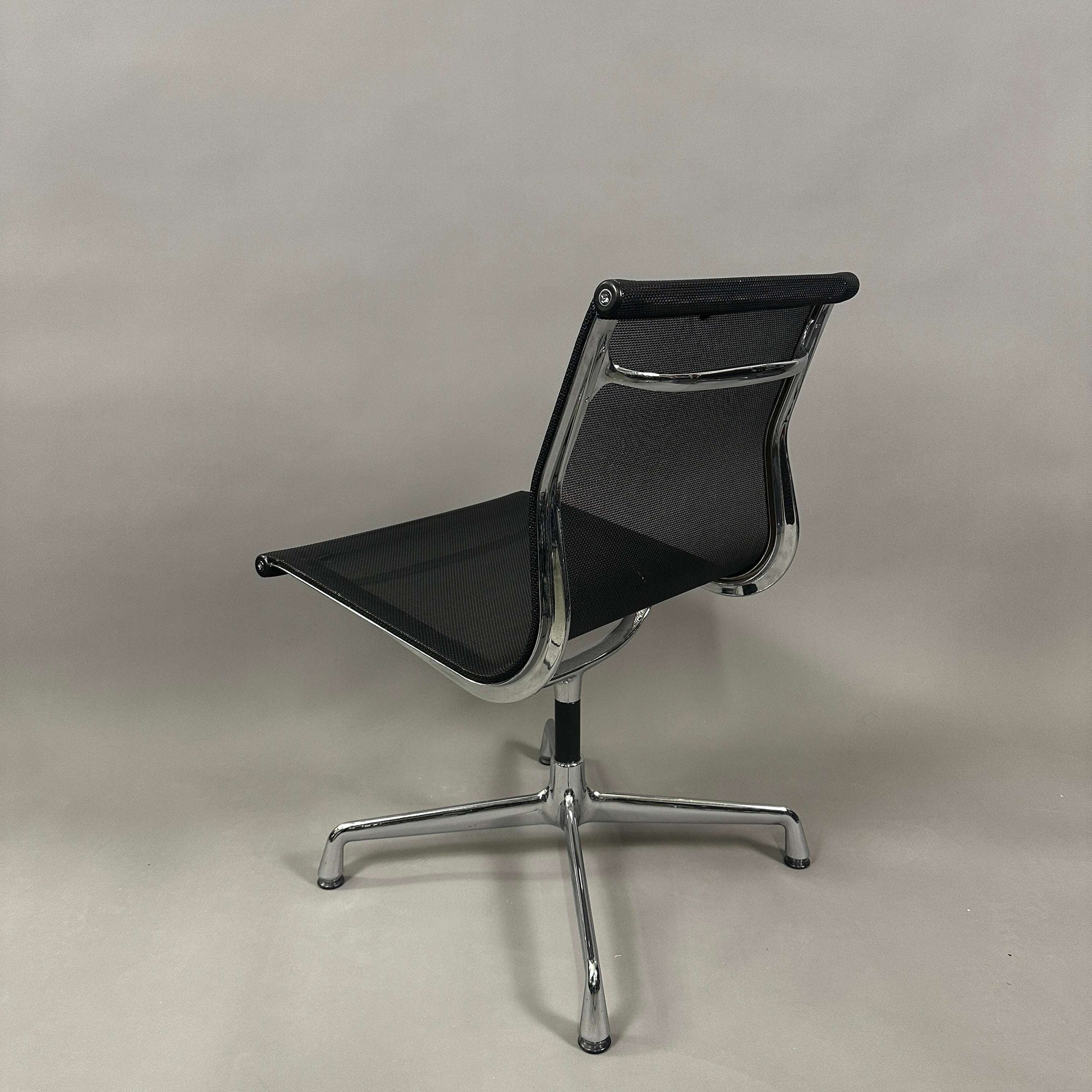 Vitra EA 106 drehbarer Bürostuhl mit schwarzem Netzbezug und Aluminiumrahmen