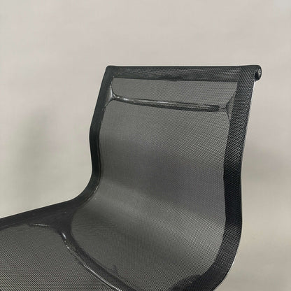 Vitra EA 106 Bürostuhl mit schwarzem Netzbezug und drehbarer Sitzfläche