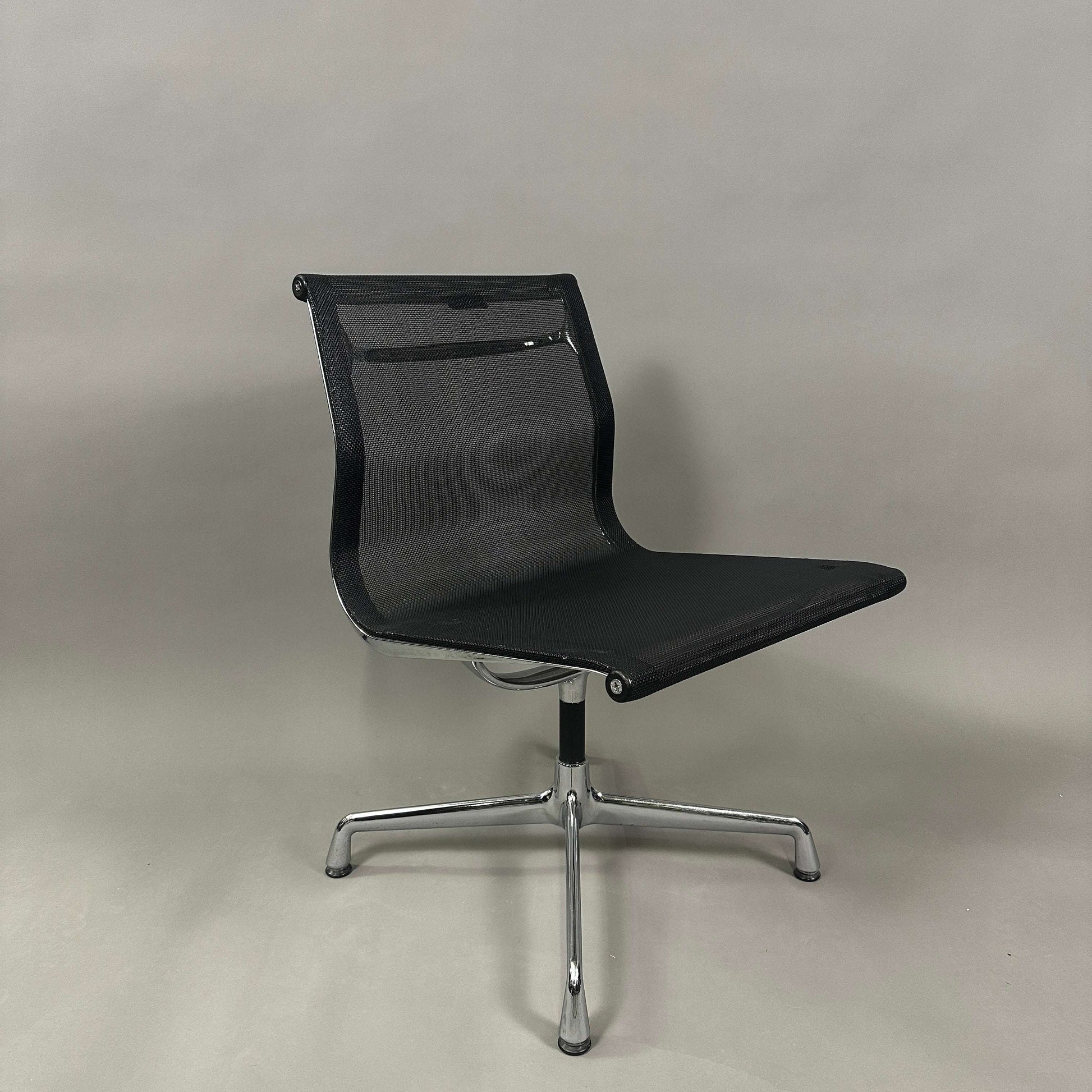 Vitra EA 106 drehbarer Bürostuhl mit schwarzem Netzbezug und Aluminiumgestell