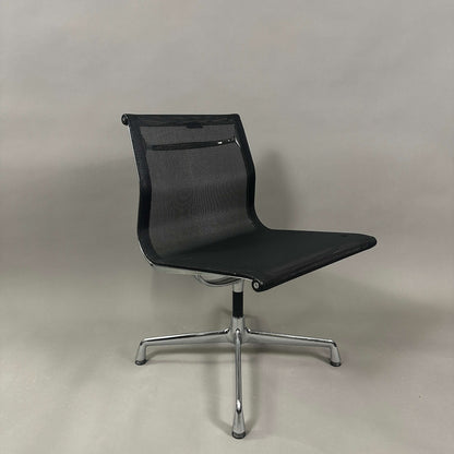 Vitra EA 106 drehbarer Bürostuhl mit schwarzem Netzbezug und Aluminiumgestell