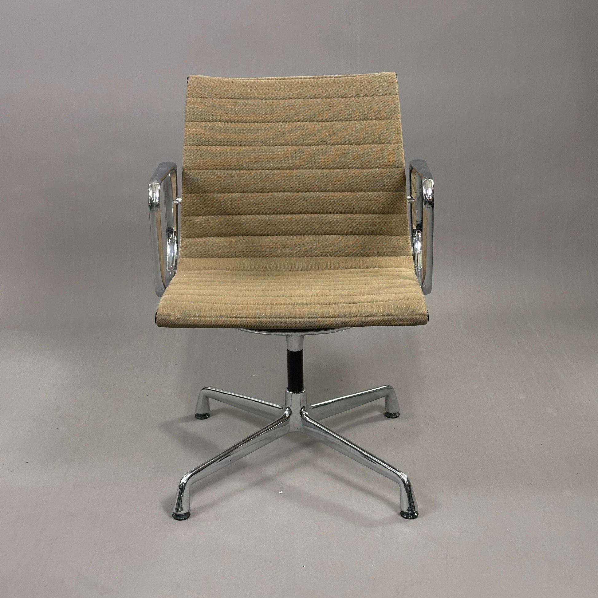 Vitra EA 107 Eames Alu Chair braun Hopsak Stoff Aluminium verchromtes Gestell nicht drehbar