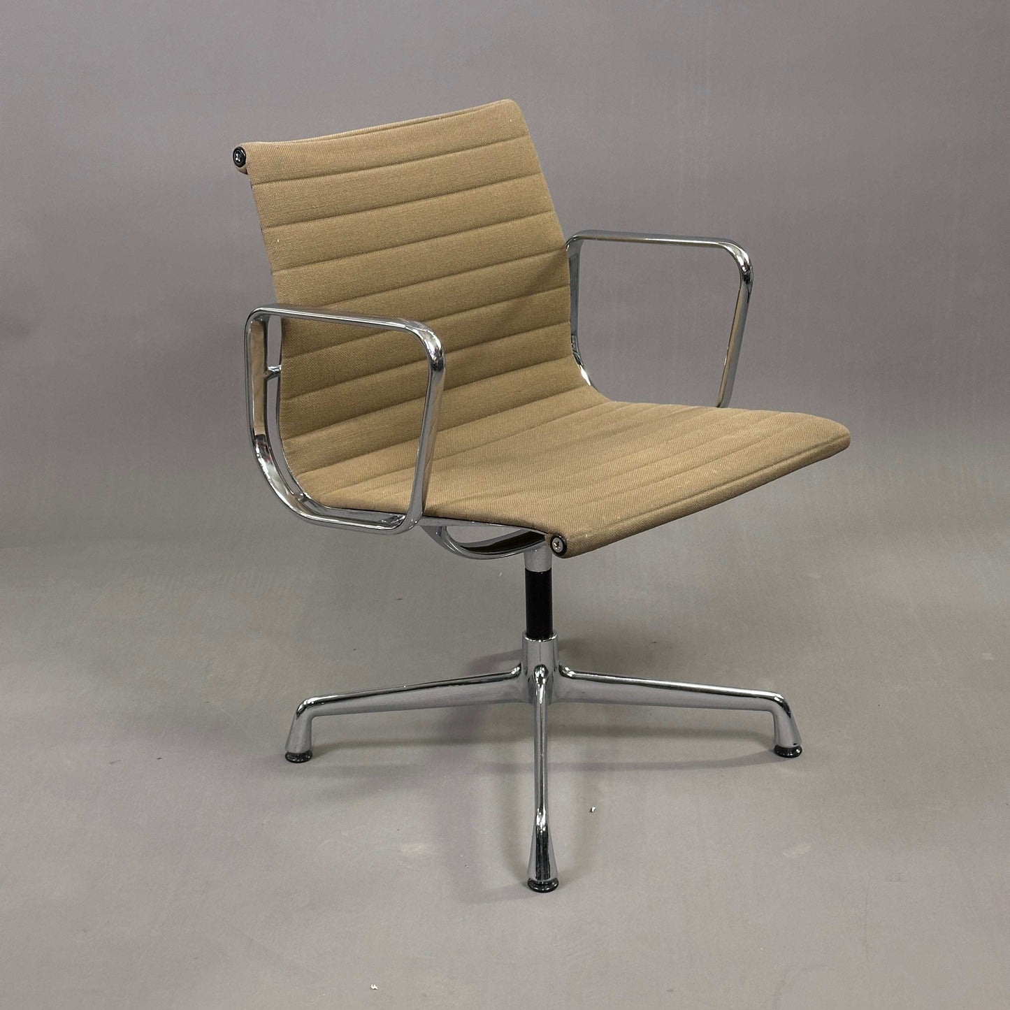 Vitra EA 107 Hopsak brauner Bürostuhl mit verchromtem Aluminiumgestell, nicht drehbar