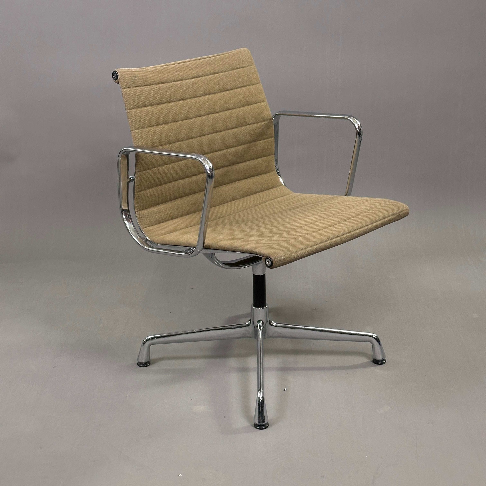 Vitra EA 107 Hopsak brauner Bürostuhl mit verchromtem Aluminiumgestell, nicht drehbar