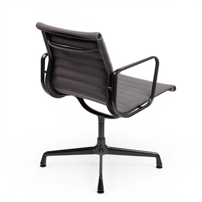 Vitra EA 107 Hopsak dunkelgrau Stuhl mit gepulvertem Gestell und Armlehnen, Rückansicht.