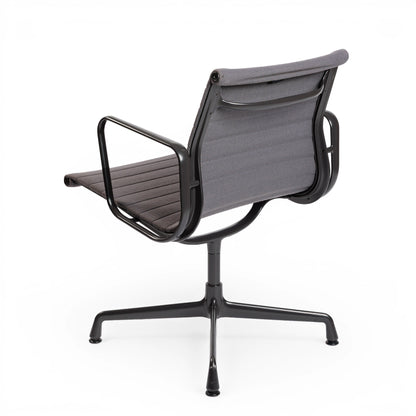 Vitra EA 107 Hopsak dunkelgrau Stuhl mit gepulvertem Gestell und Armlehnen.