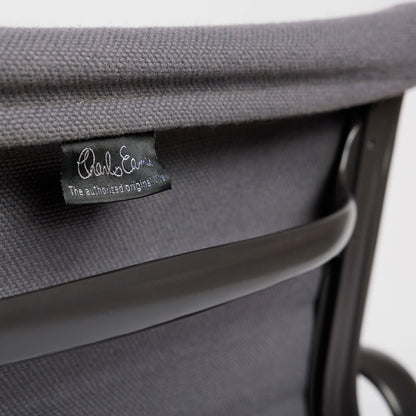 Vitra EA 107 Hopsak dunkelgrau Stuhl mit schwarzem Charles Eames Etikett und dunklem Gestell.