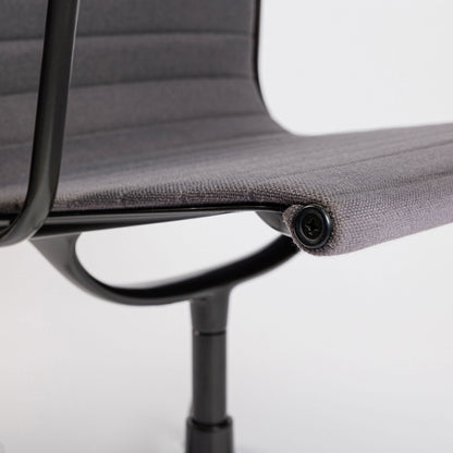 Vitra EA 107 Hopsak dunkelgrau Stuhl mit schwarzem, gepulvertem Gestell und Armlehnen.