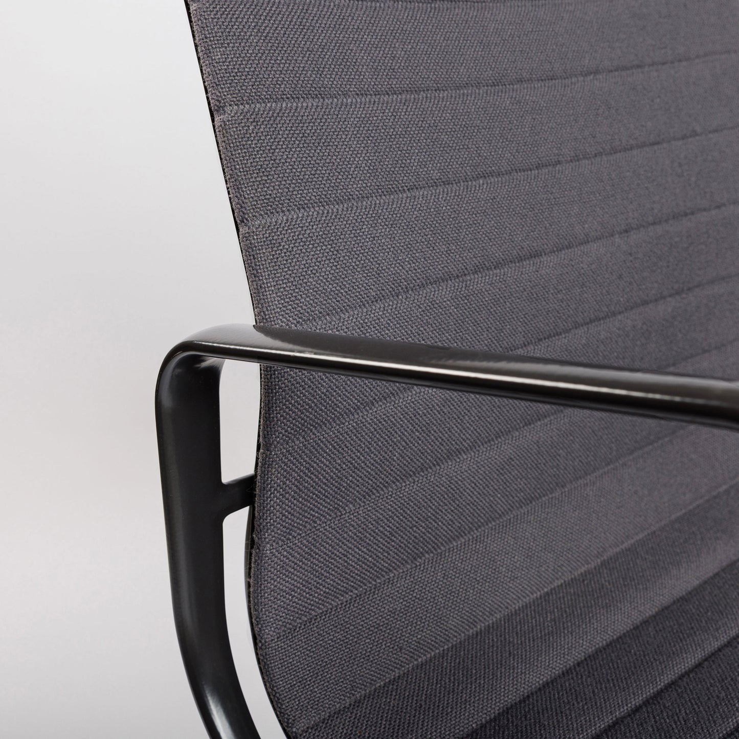 Vitra EA 107 Hopsak dunkelgrau Stuhl mit gepulvertem Gestell und Armlehnen.