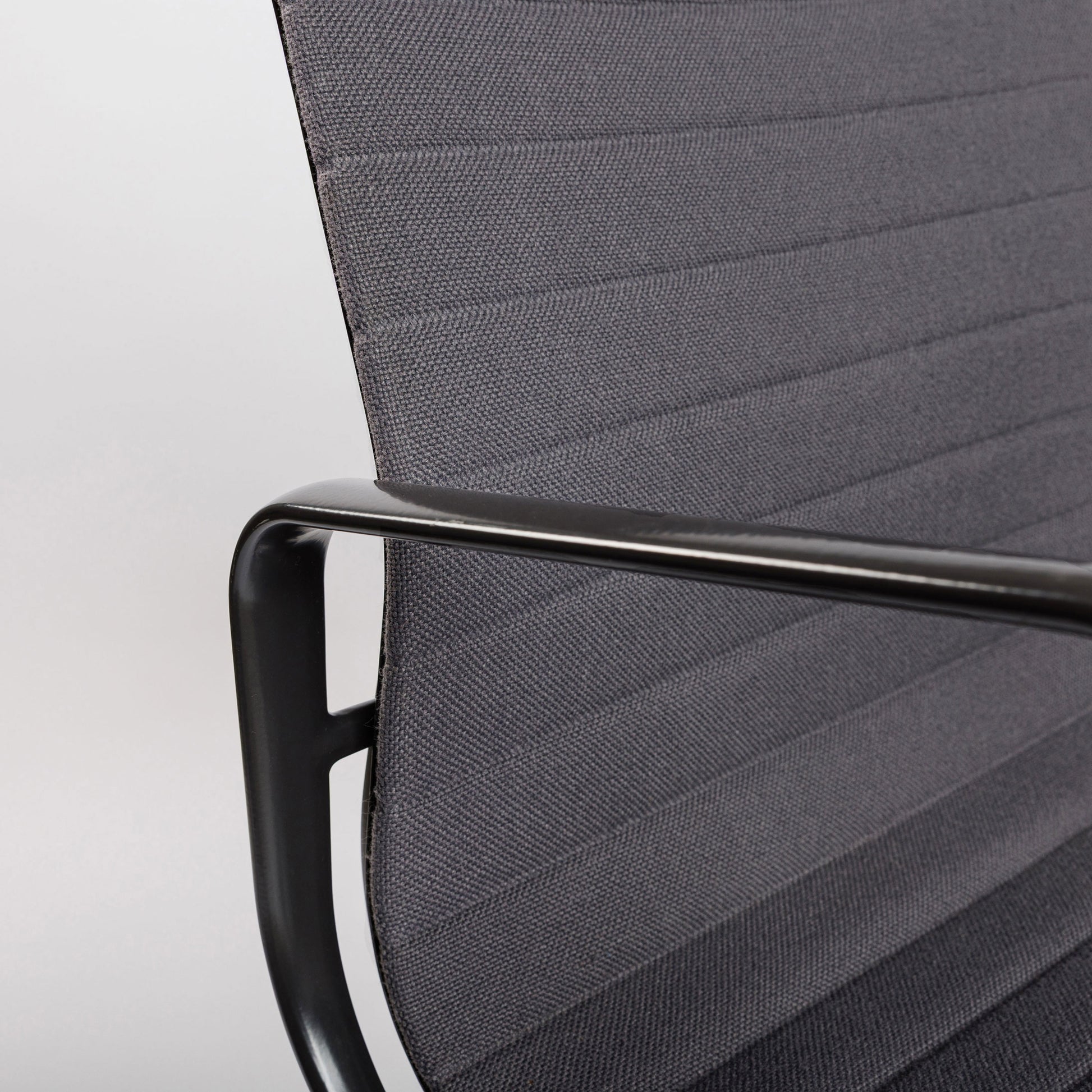 Vitra EA 107 Hopsak dunkelgrau Stuhl mit gepulvertem Gestell und Armlehnen.