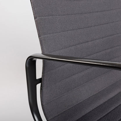 Vitra EA 107 Hopsak dunkelgrau Stuhl mit gepulvertem Gestell und Armlehnen.