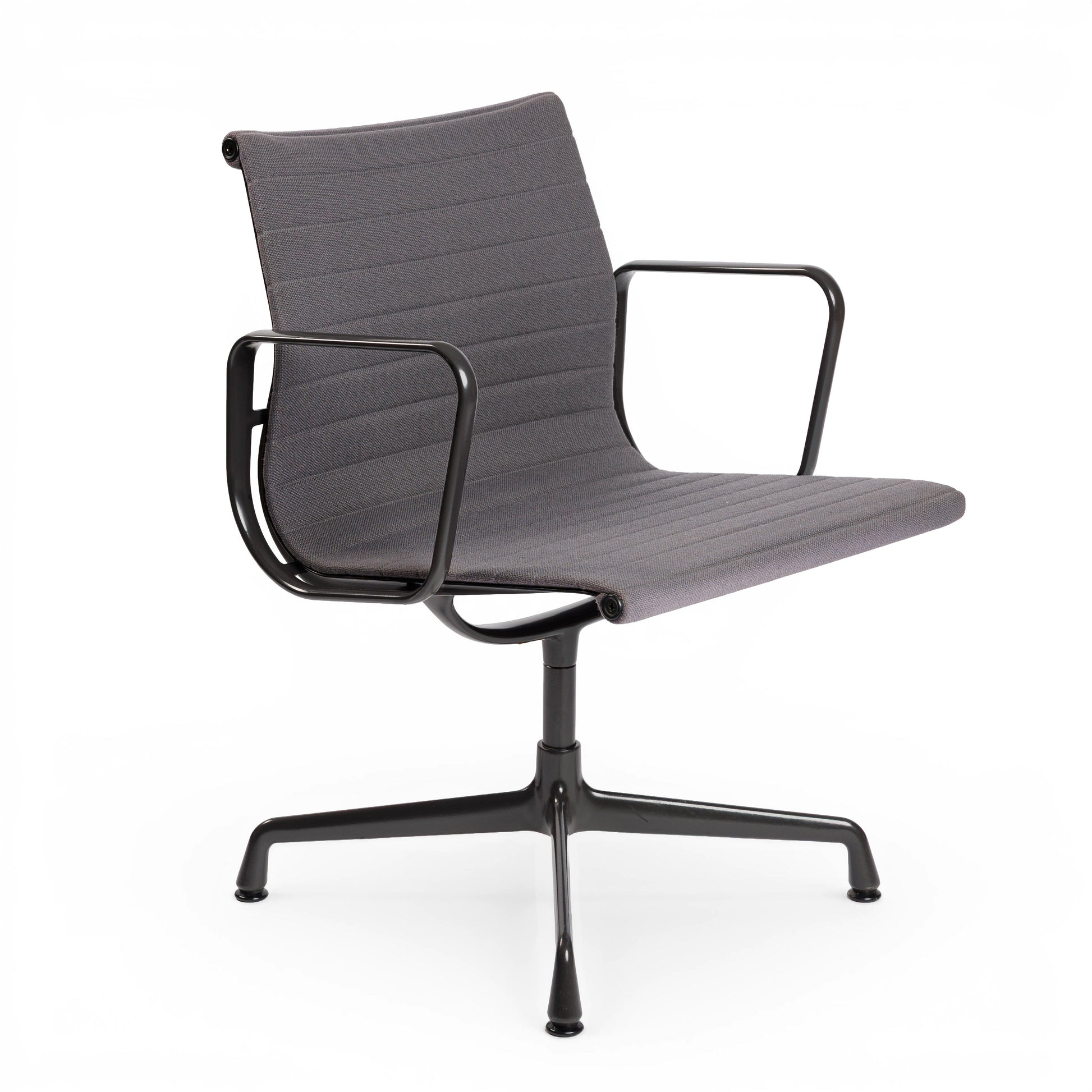Vitra EA 107 Hopsak dunkelgrau Stuhl mit schwarzem, gepulvertem Gestell und Armlehnen.