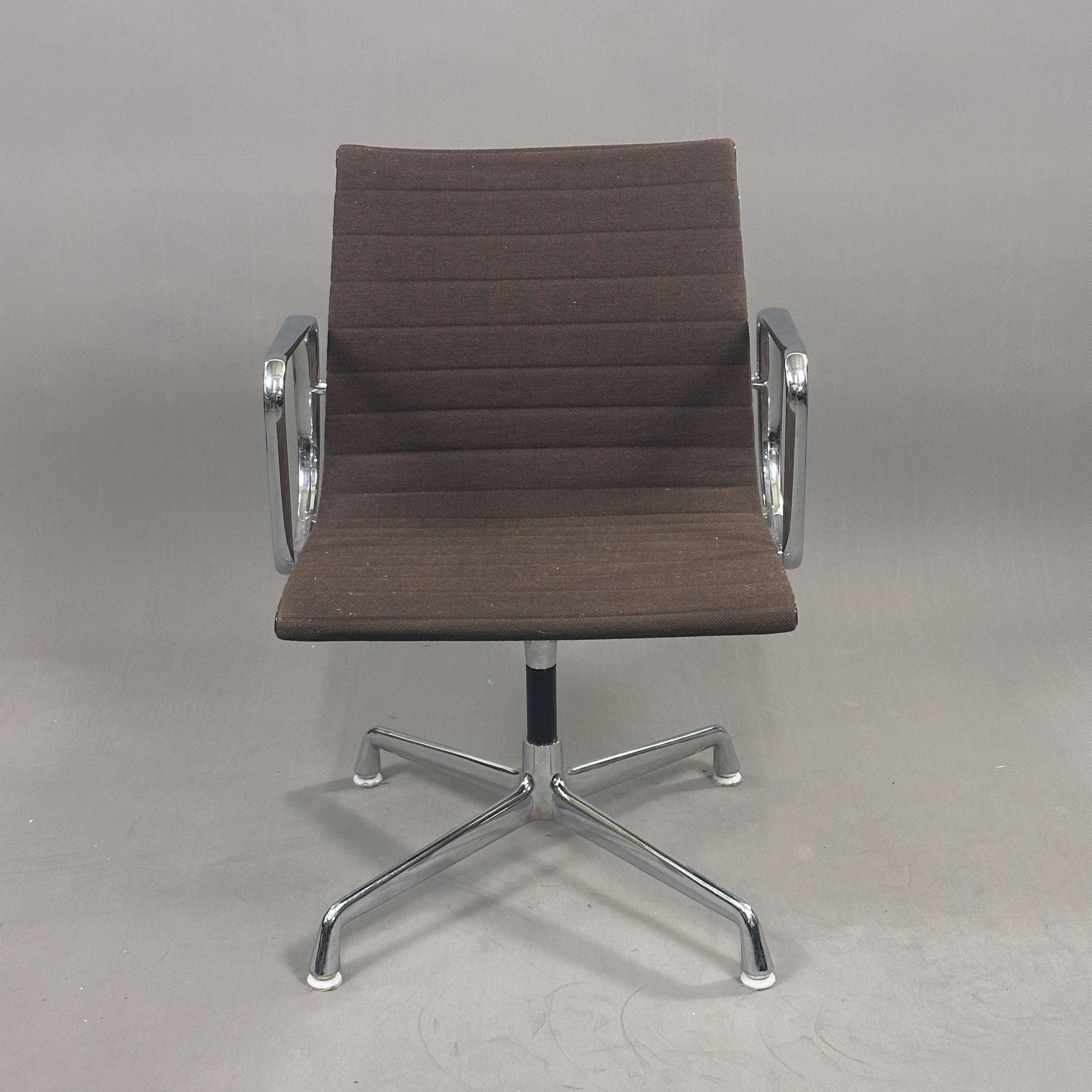 Vitra EA 107 Hopsak Stuhl mit dunkel mokkabraunem Bezug und verchromtem Aluminiumgestell, nicht drehbar