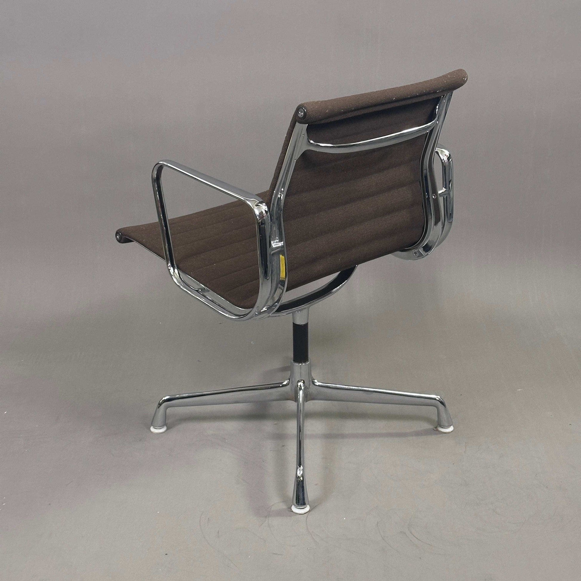 Vitra EA 107 Hopsak Bürostuhl in dunklem mokkabraun mit verchromtem Aluminiumgestell, nicht drehbar.