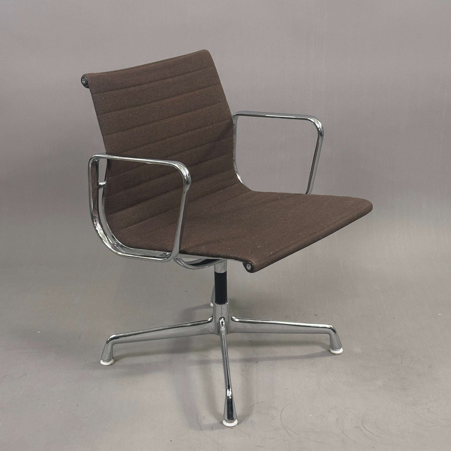 Vitra EA 107 Hopsak Stuhl mit dunklem mokkabraunem Bezug und verchromtem Aluminiumgestell, nicht drehbar