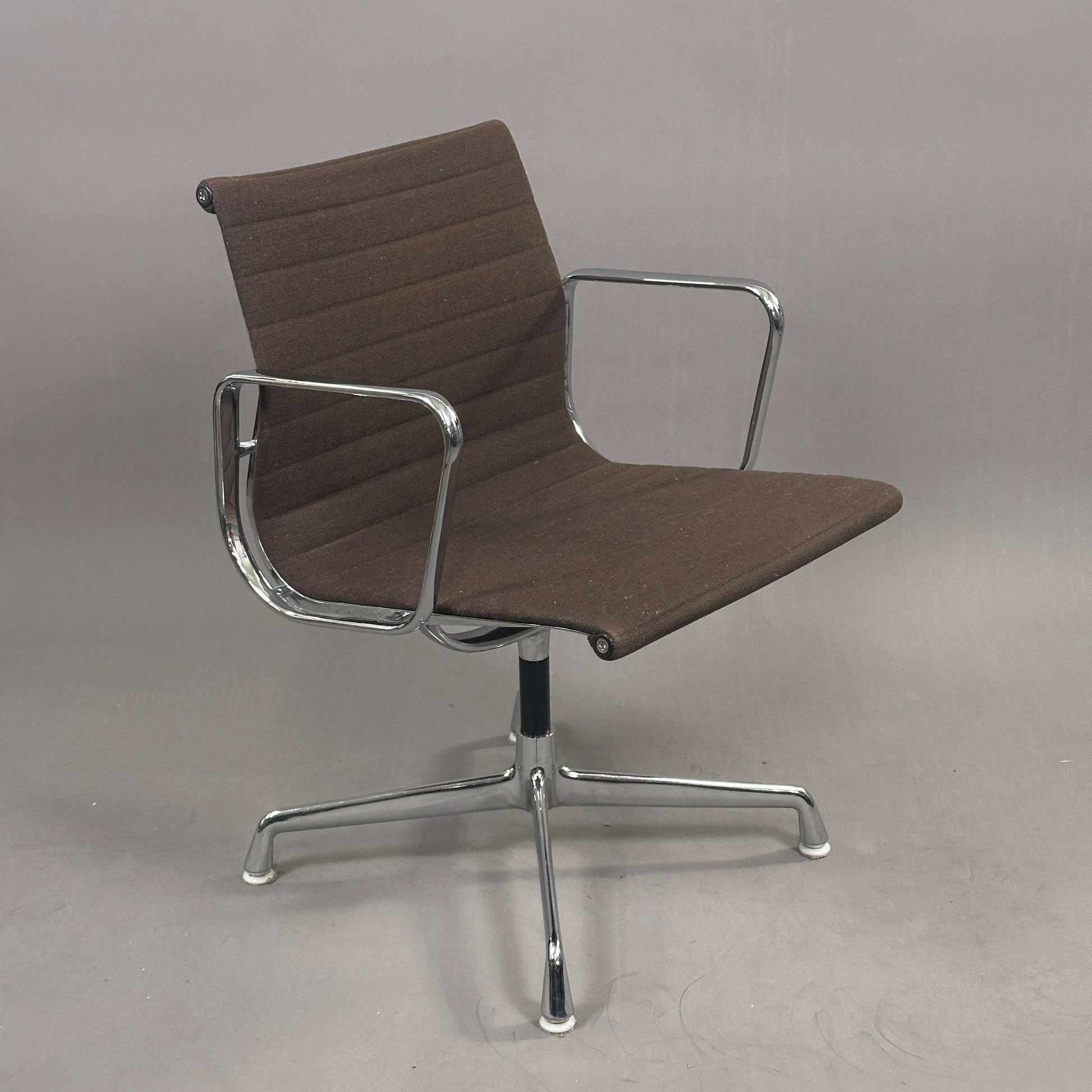 Vitra EA 107 Hopsak Stuhl mit dunklem mokkabraunem Bezug und verchromtem Aluminiumgestell, nicht drehbar