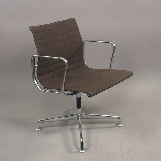 Vitra EA 107 Hopsak Stuhl mit dunklem mokkabraunem Bezug und verchromtem Aluminiumgestell, nicht drehbar