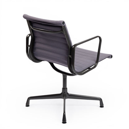 Vitra EA 107 Hopsak Stuhl in flieder-grau mit schwarzem, gepulvertem Gestell und Armlehnen.
