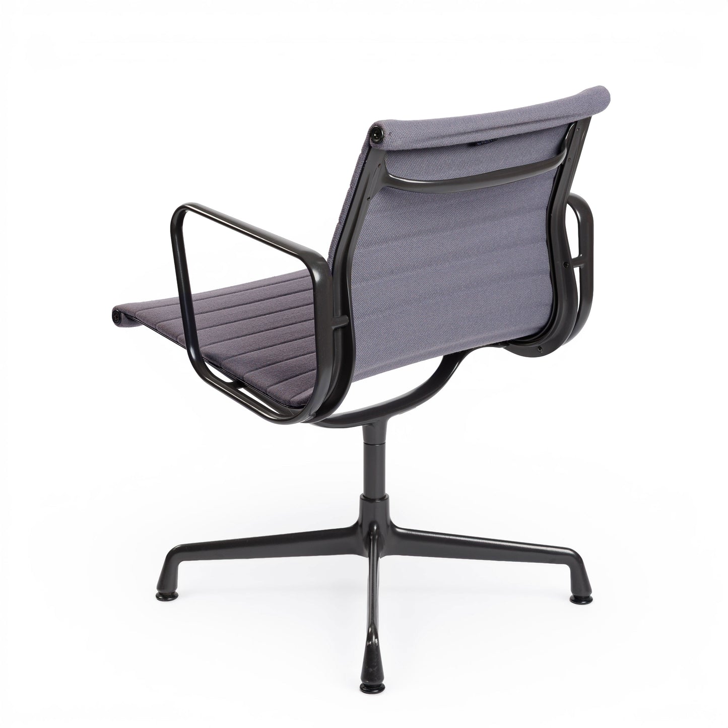 Vitra EA 107 Hopsak fliedergrau Bürostuhl mit schwarzem Gestell und Armlehnen.