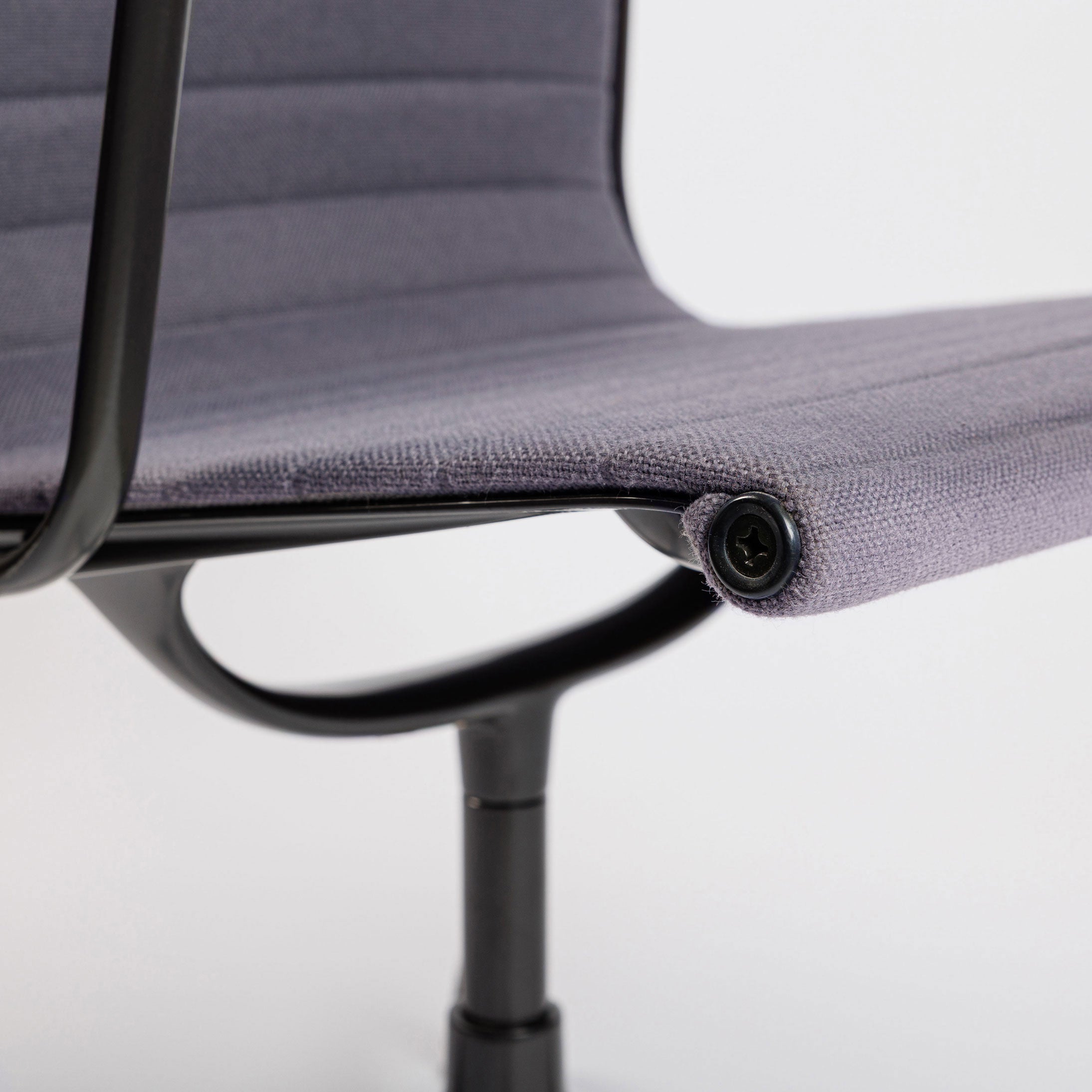 Vitra EA 107 Hopsak fliedergrau chair with black powdered frame and armrests.