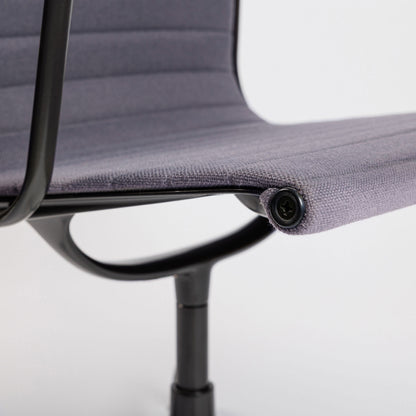 Vitra EA 107 Hopsak fliedergrau chair with black powdered frame and armrests.