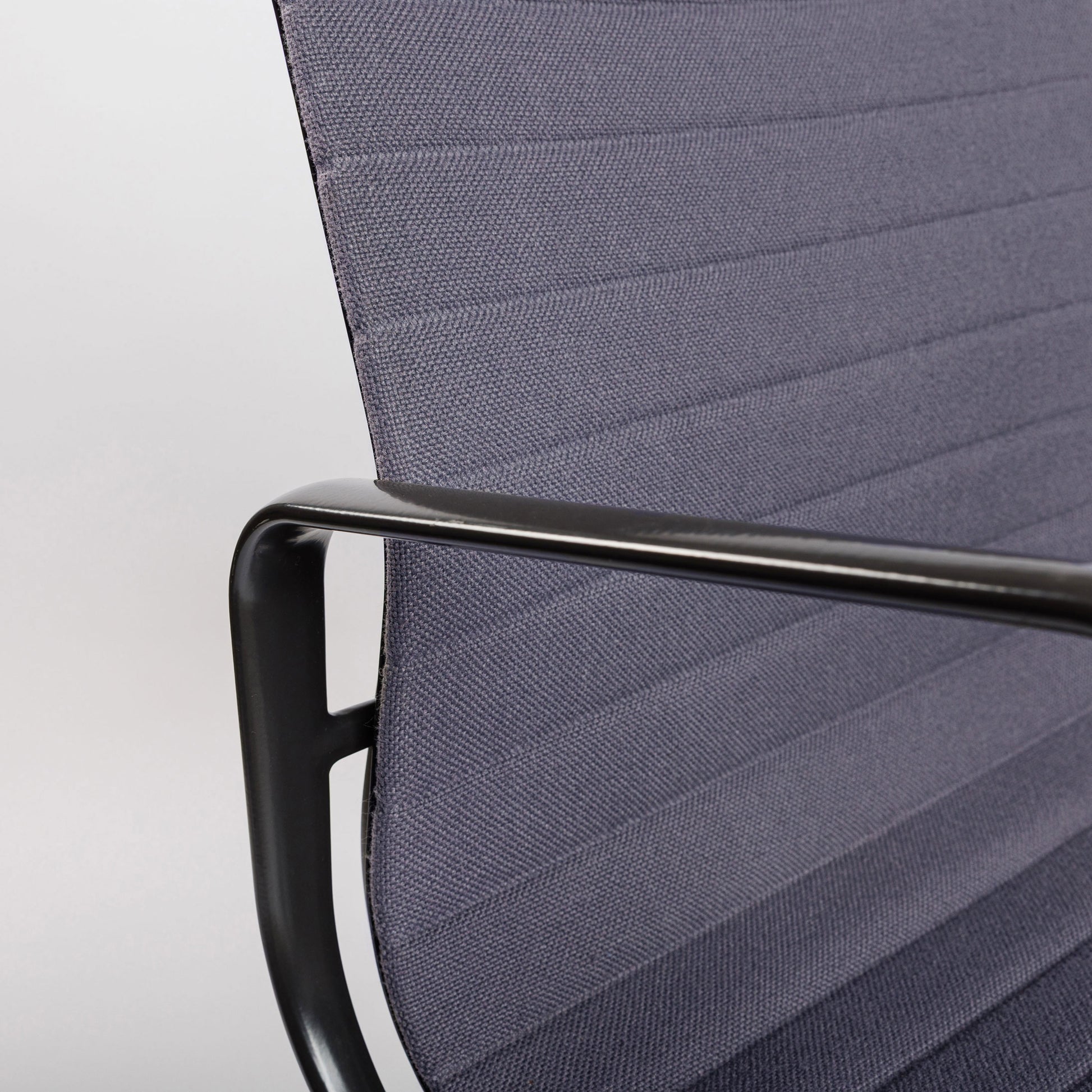 Vitra EA 107 Hopsak chair in flieder-grau with black powdered frame and armrest.