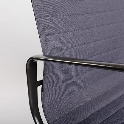 Vitra EA 107 Hopsak chair in flieder-grau with black powdered frame and armrest.