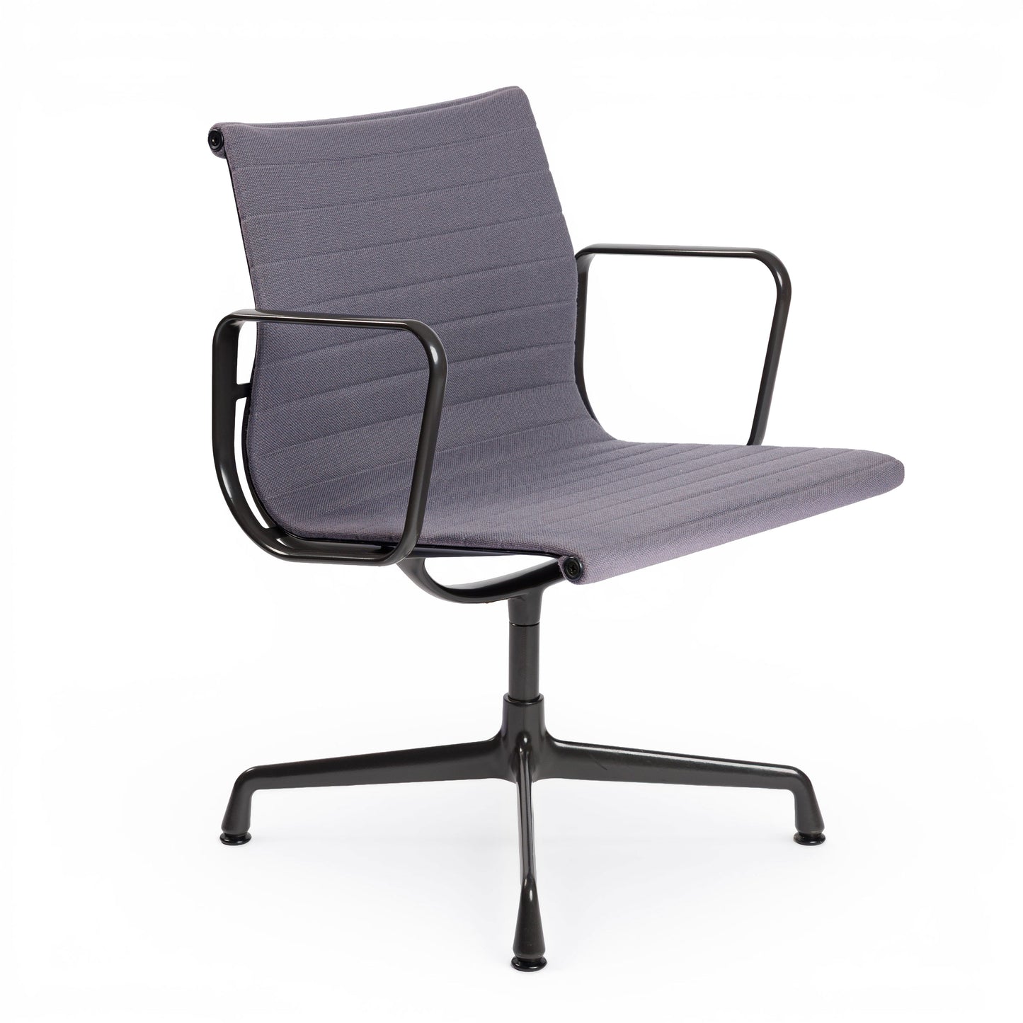 Vitra EA 107 Hopsak Stuhl in flieder-grau mit schwarzem, gepulvertem Gestell und Armlehnen.