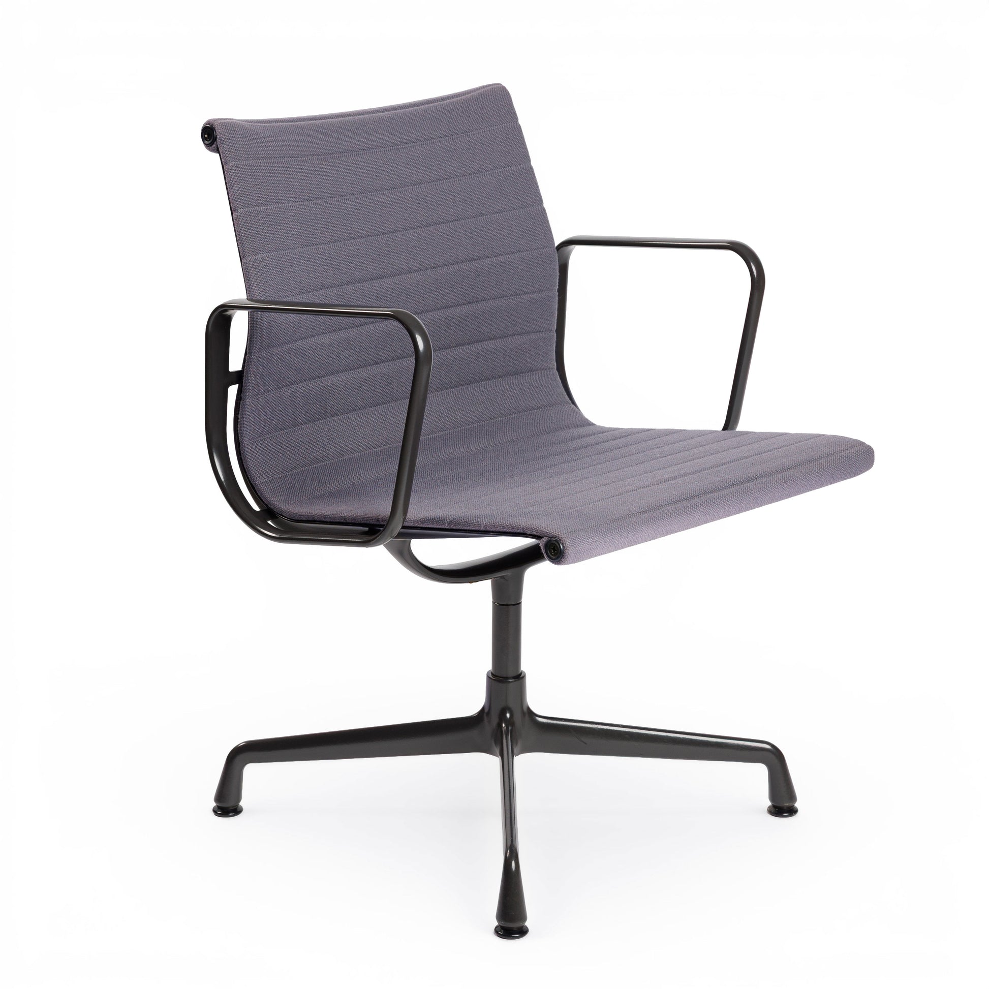 Vitra EA 107 Hopsak Stuhl in flieder-grau mit schwarzem, gepulvertem Gestell und Armlehnen.