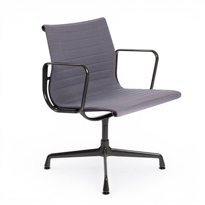 Vitra EA 107 Hopsak Stuhl in flieder-grau mit schwarzem, gepulvertem Gestell und Armlehnen.