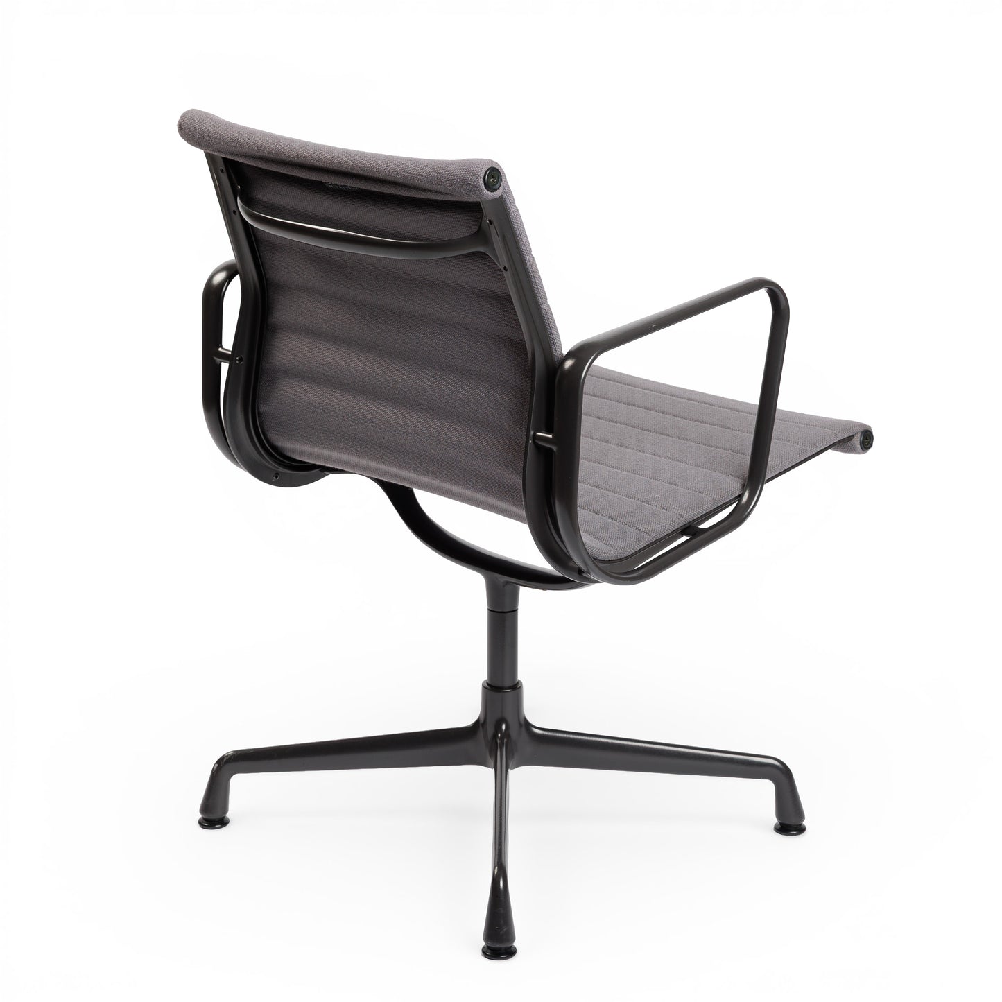 Vitra EA 107 Hopsak hellgrau Stuhl mit gepulvertem Gestell und Armlehnen.