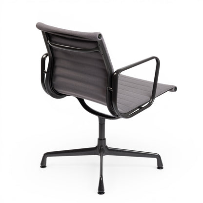 Vitra EA 107 Hopsak hellgrau Stuhl mit gepulvertem Gestell und Armlehnen.