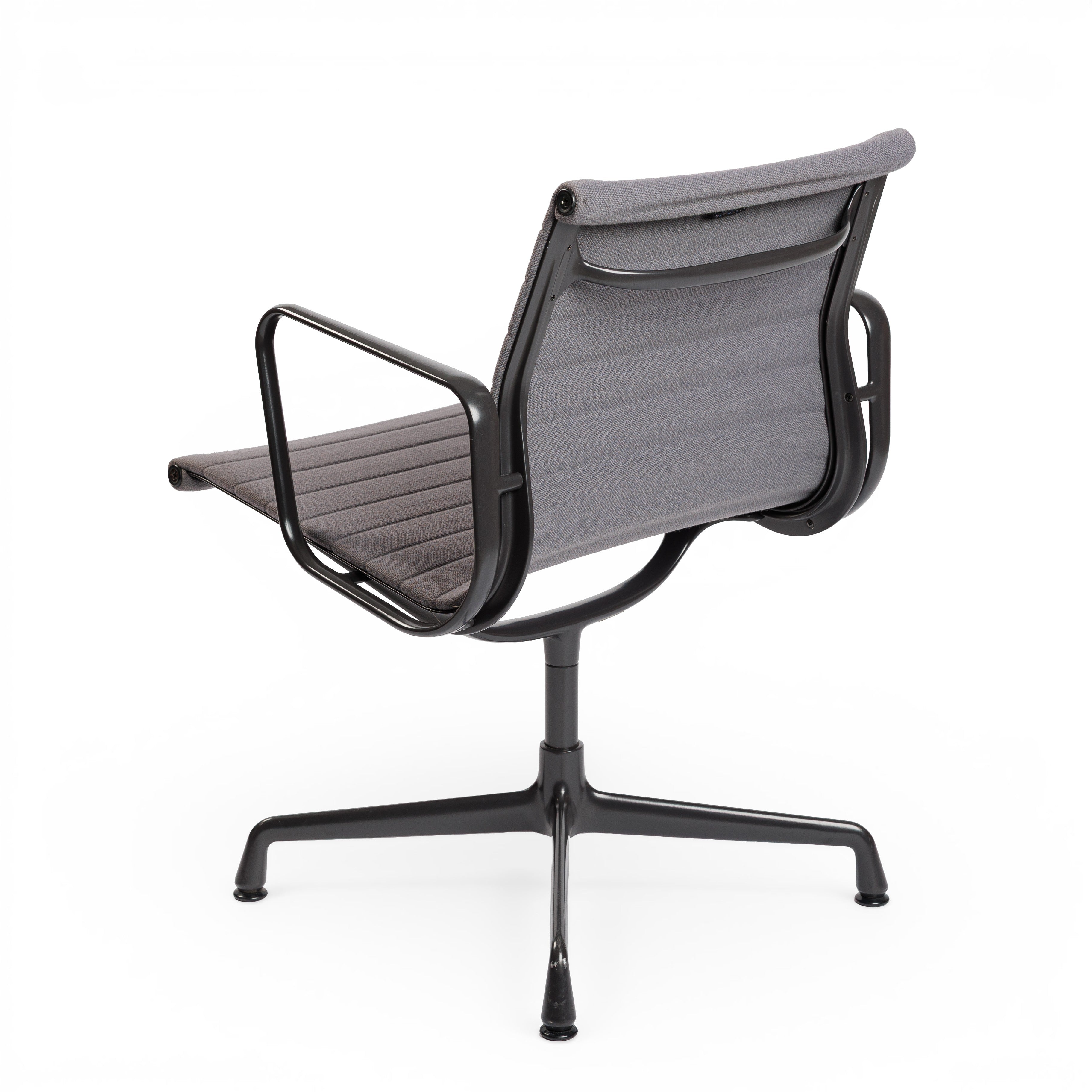 Vitra EA 107 Hopsak hellgrau Stuhl mit gepulvertem Gestell und Armlehnen.