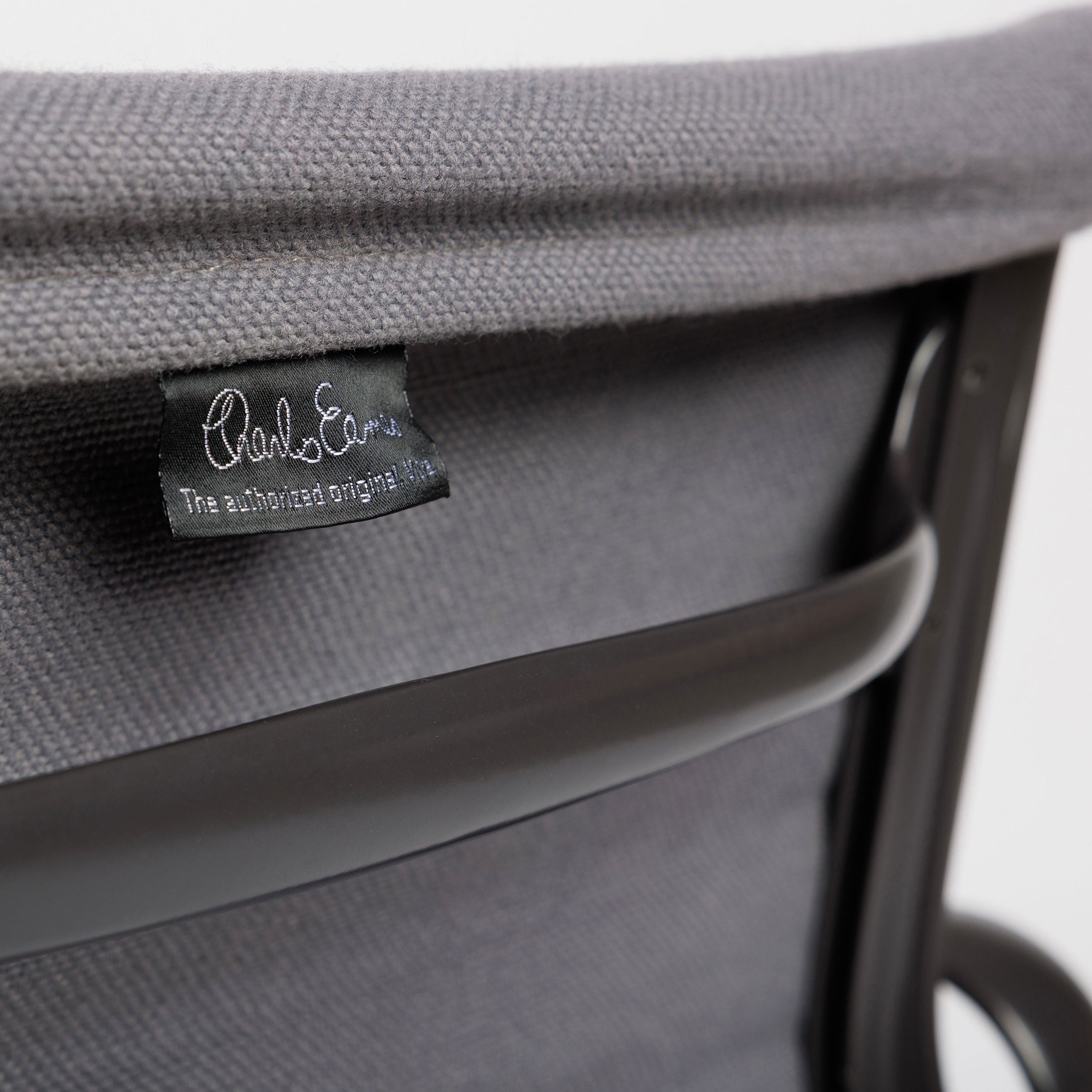 Vitra EA 107 Hopsak hellgrau Stuhl mit Charles Eames Etikett und gepulvertem Gestell.
